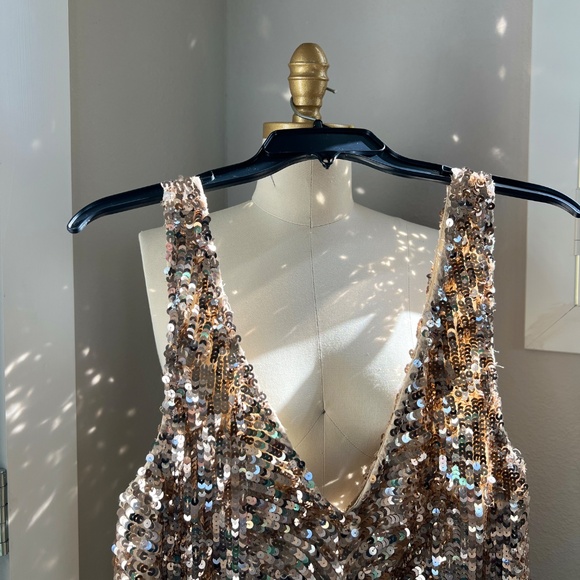 Women’s Urban Outfitters Sparkly Sequin V-Neck Mini Shift Dress - Picture 4 of 16